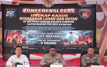 Jajaran Polres Kampar saat menggelar konferensi pers pengungkapan kasus karhutla di Mapolres Kampar.