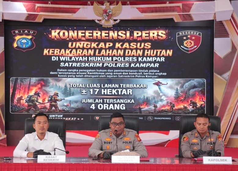 Jajaran Polres Kampar saat menggelar konferensi pers pengungkapan kasus karhutla di Mapolres Kampar.