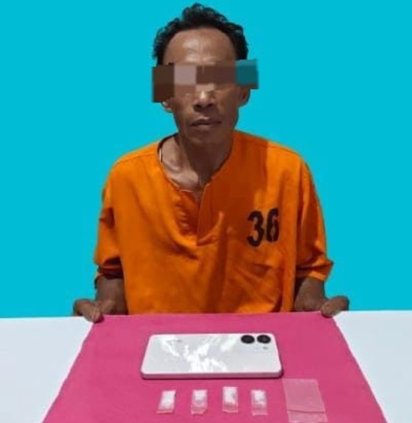 Barang bukti sabu dan telepon seluler yang diamankan Satresnarkoba Polres Pelalawan dari tangan tersangka A di Desa Terbangiang.