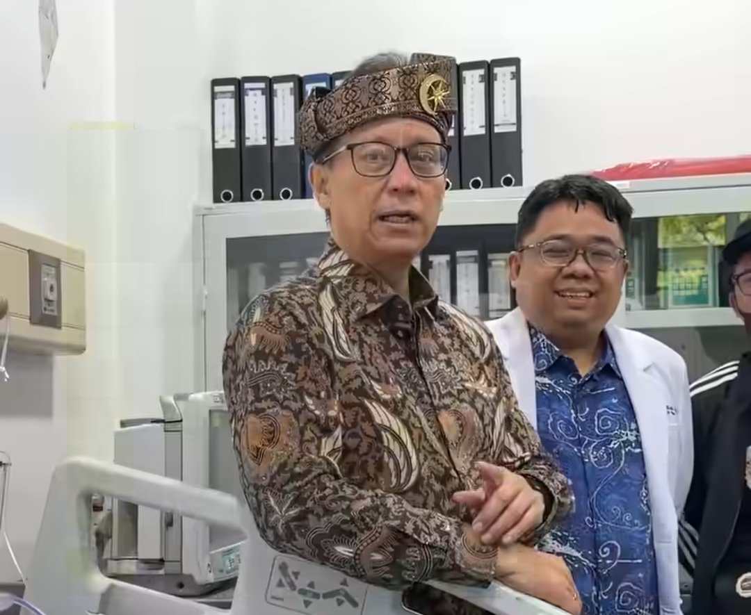 Menteri Kesehatan Budi Gunadi Sadikin saat meninjau layanan aneurisma di RSUD Embung Fatimah Kota Batam.