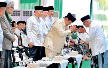 Presiden Prabowo bersama KH Miftachul Akhyar dan Gus Kikin dalam penutupan Muktamar ke-35 NU di Jombang.