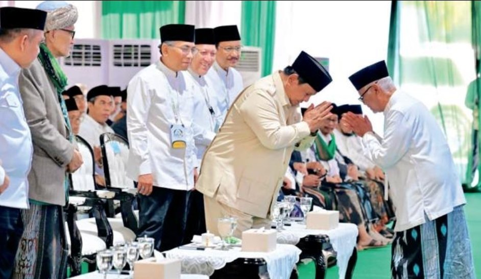 Presiden Prabowo bersama KH Miftachul Akhyar dan Gus Kikin dalam penutupan Muktamar ke-35 NU di Jombang.