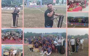 Penyerahan trofi juara kepada tim Kemang FC dalam ajang final Lubuk Raja Cup II di Pelalawan, Riau.