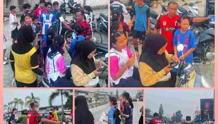 Bukan Mengejar Bola, Anak-Anak Never Surrender FC Turun ke Jalan Bagikan 400 Masker di Tengah Asap Sorek