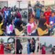 Bukan Mengejar Bola, Anak-Anak Never Surrender FC Turun ke Jalan Bagikan 400 Masker di Tengah Asap Sorek