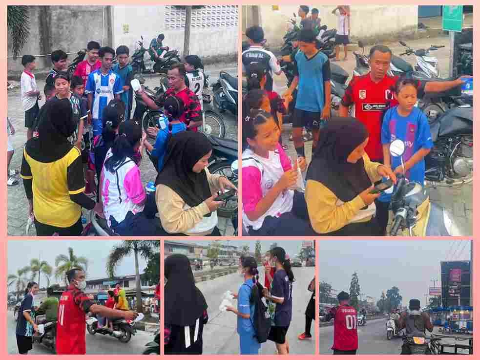Anggota tim futsal Never Surrender FC membagikan masker kepada pengendara di Sorek Satu, Pelalawan.