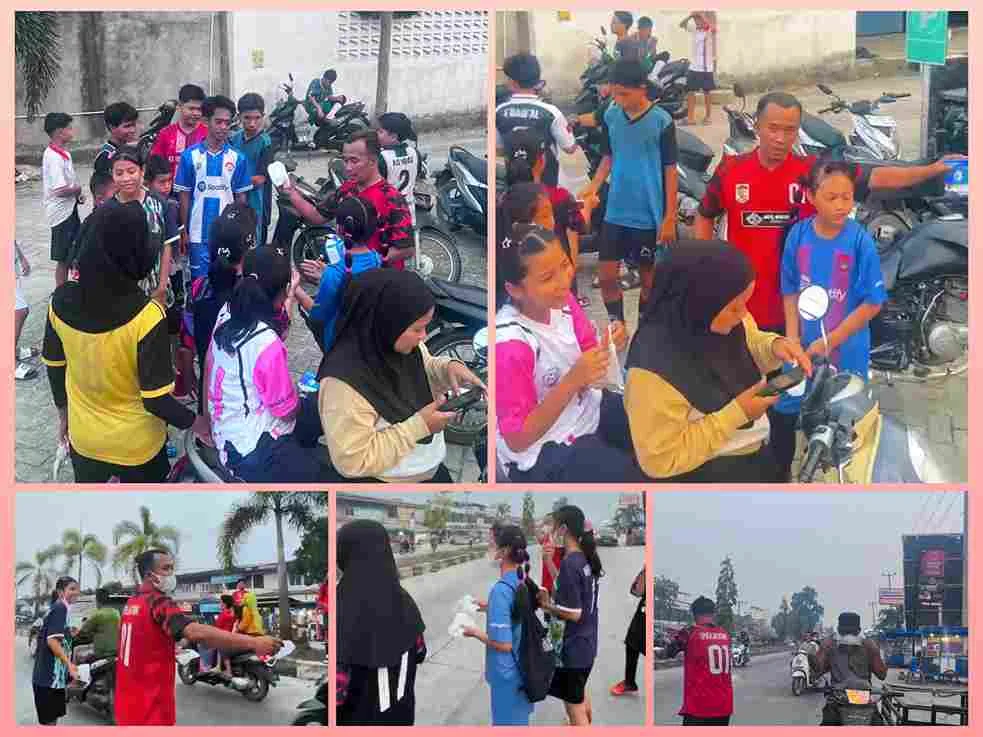 Anggota tim futsal Never Surrender FC membagikan masker kepada pengendara di Sorek Satu, Pelalawan.