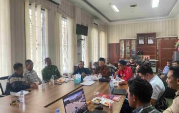 Tim Satgas dan petugas gabungan saat memantau saluran drainase di Pangkalan Kerinci.