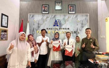 Suasana kunjungan Dekan FH UTM Prof. Erma Rusdiana dan jajaran ke Kantor YLBH Fajar Trilaksana di Gresik.
