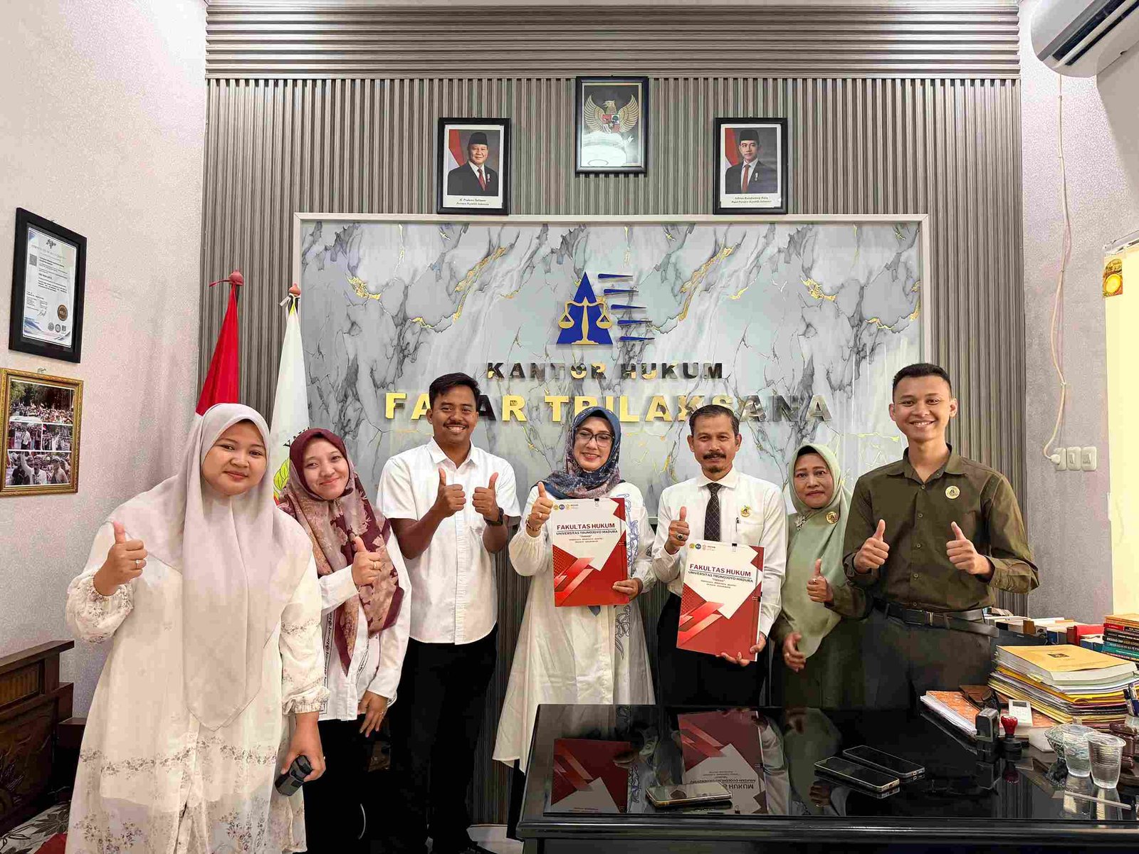 Suasana kunjungan Dekan FH UTM Prof. Erma Rusdiana dan jajaran ke Kantor YLBH Fajar Trilaksana di Gresik.
