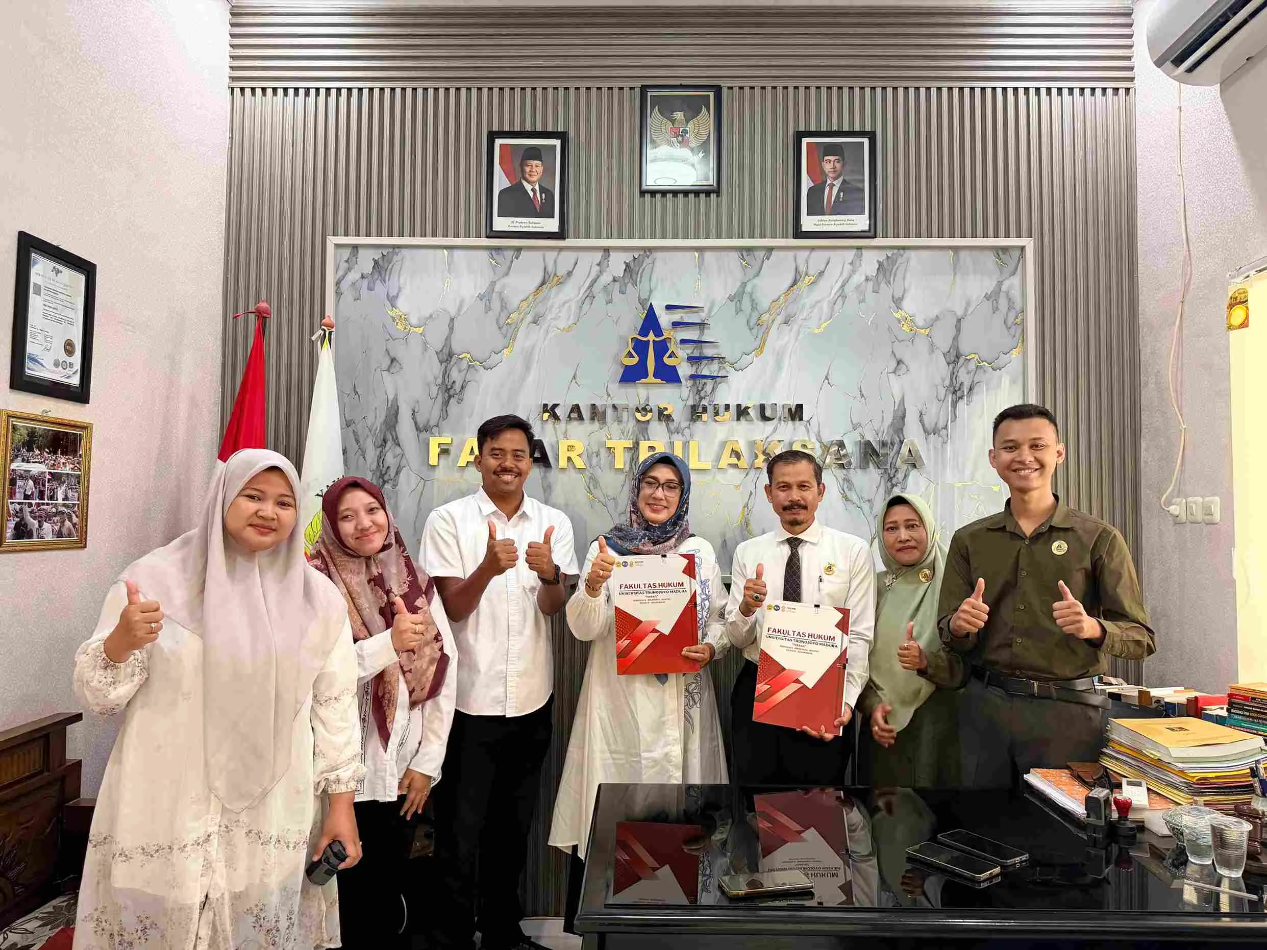Suasana kunjungan Dekan FH UTM Prof. Erma Rusdiana dan jajaran ke Kantor YLBH Fajar Trilaksana di Gresik.