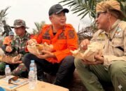 Bupati Ketapang Alexander Wilyo, S.STP.,M.Si tidak memilih tempat khusus untuk makan saat turun langsung dalam penanganan kebakaran hutan