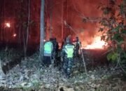 Gerak Sigap Babinsa Kodim Ponorogo Padamkan Kebakaran Pekarangan Warga, Api Berhasil Dikendalikan