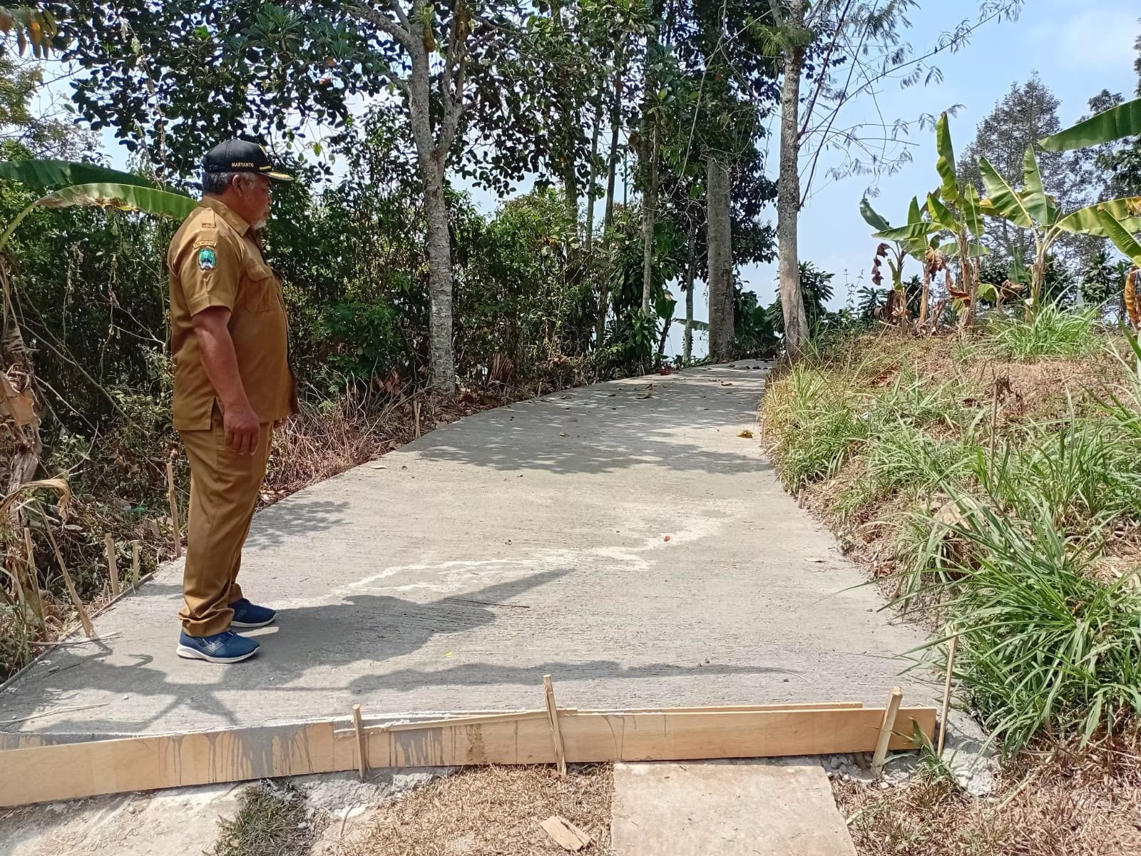 Pengecoran jalan usaha tani di Desa Genilangit Magetan menggunakan dana BKKD.