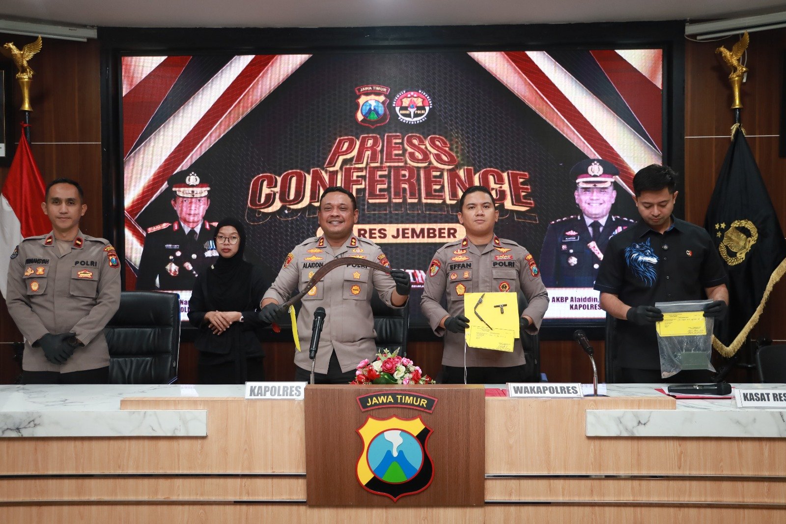 Kapolres Jember AKBP Alaiddin memimpin konferensi pers pengungkapan kasus kriminal.