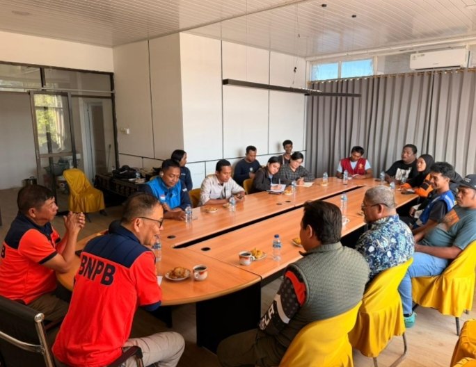 Suasana rapat koordinasi penanganan darurat gempa Sikka di UNIMOF Maumere.