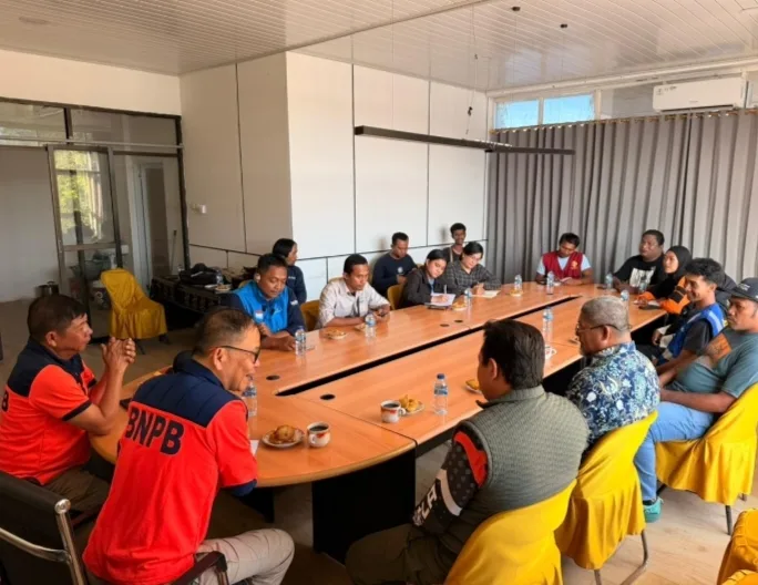 Suasana rapat koordinasi penanganan darurat gempa Sikka di UNIMOF Maumere.