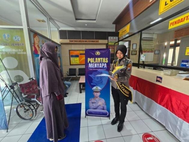 Kasat Lantas Polres Jember AKP Bernadus Bagas Simarmata melalui program Polantas Menyapa memastikan pelayanan Samsat bersih dari praktik calo dan pungli.