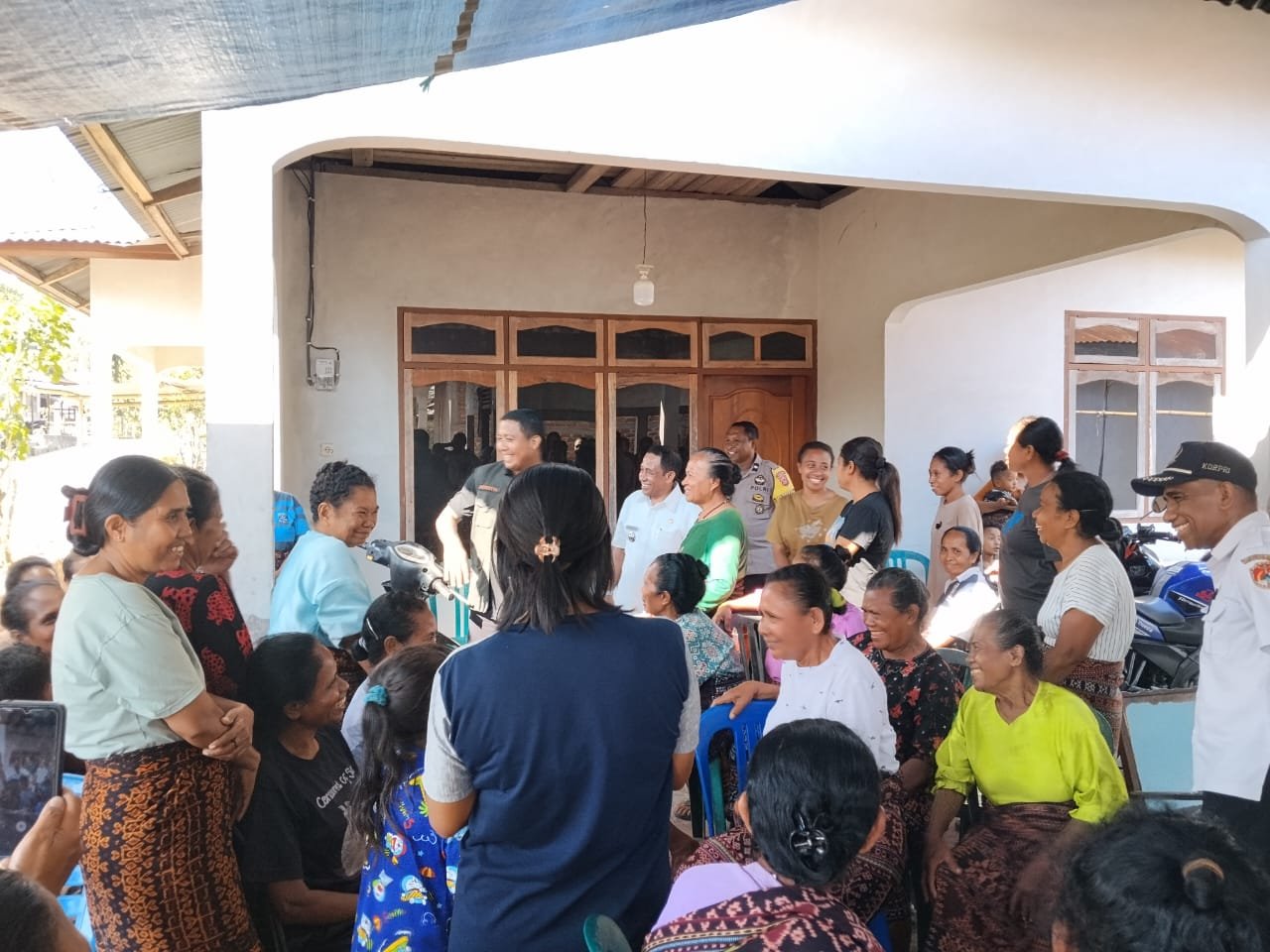 Bupati Sikka Juventus Prima Yoris Kago saat menemui warga terdampak gempa di Desa Iligai.