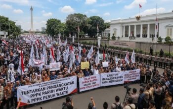 Ilustrasi massa aksi demonstrasi di depan kawasan Istana Negara, Jakarta.