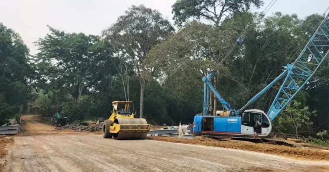 Pengerjaan proyek Jembatan Riam Pangar di Desa Pisak, Kabupaten Bengkayang.