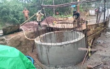Pengerjaan proyek Jembatan Riam Pangar di Desa Pisak, Kabupaten Bengkayang.