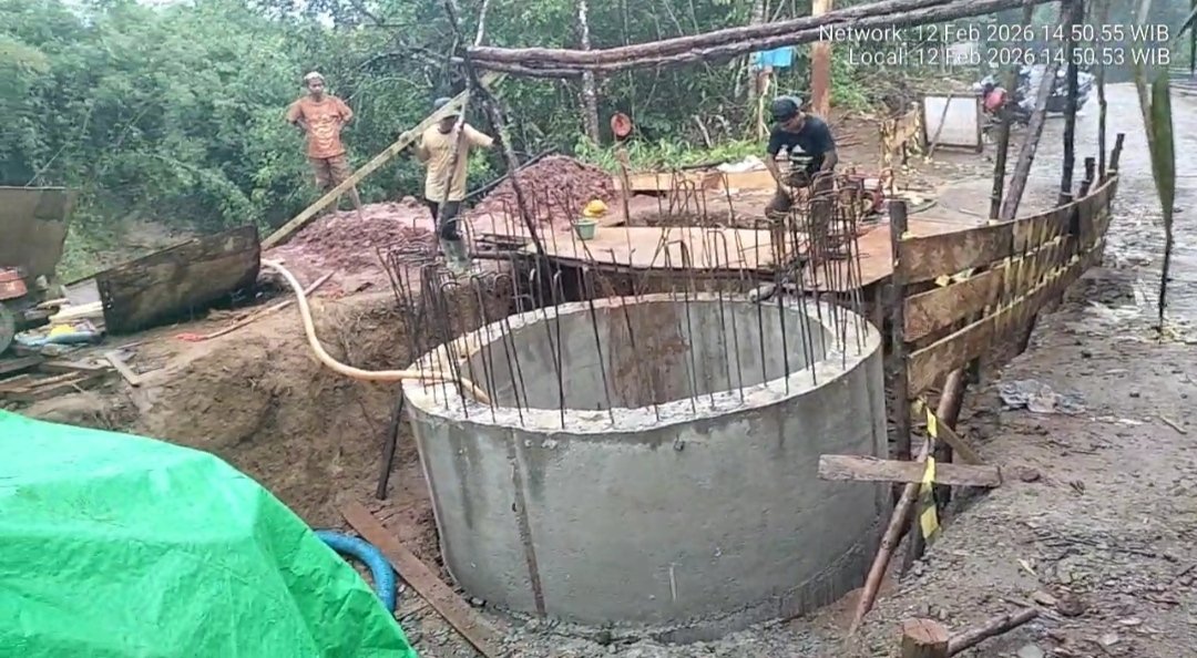 Pengerjaan proyek Jembatan Riam Pangar di Desa Pisak, Kabupaten Bengkayang.