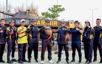 Bupati Madiun H. Hari Wuryanto bersama rombongan gowes tiba di Puspem Mejayan.