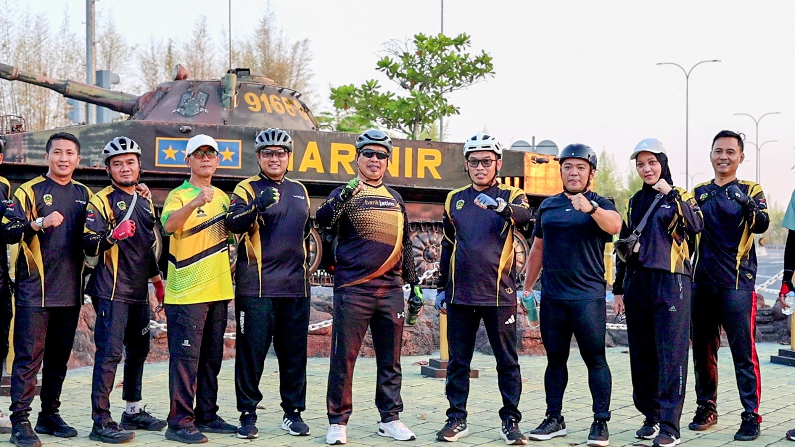Bupati Madiun H. Hari Wuryanto bersama rombongan gowes tiba di Puspem Mejayan.