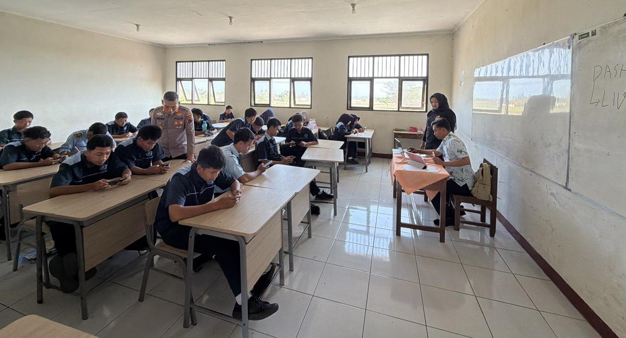 Suasana interaktif pelatihan Paham AI bagi ratusan siswa SMKN 8 Purworejo bersama Polres Purworejo.