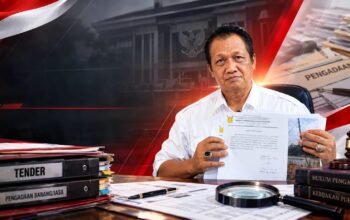 Ketua LSM Tamperak Jawa Tengah menunjukkan bukti laporan dugaan persekongkolan tender di Purworejo.