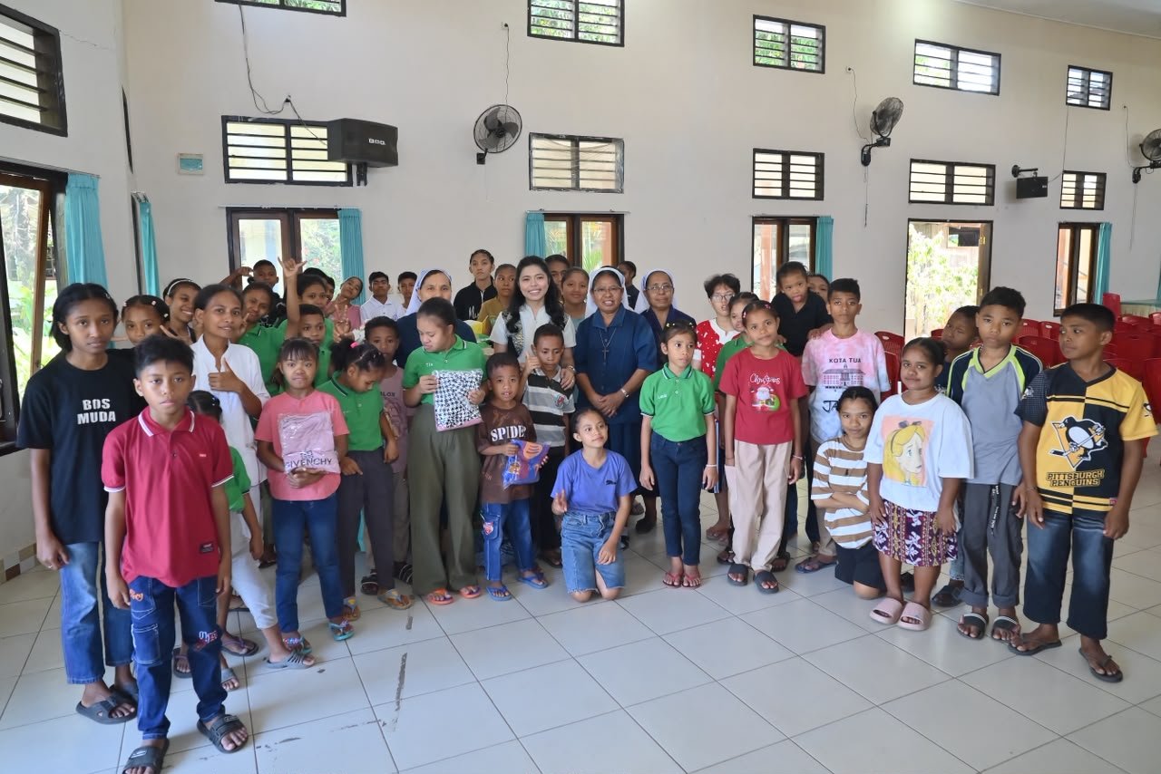 Istri Bupati Sikka Ny. Fista Sambuari Kago saat mengunjungi dan memeluk anak-anak disabilitas di Panti Asuhan St. Aloysius Susteran Alma Maumere.