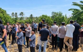 Petugas Pengadilan Negeri dan aparat kepolisian saat melakukan pencocokan objek sengketa lahan di Jeneponto.