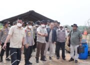 Karhutla Pelalawan Jadi Perhatian, Kapolda Riau dan Aslog Polri Salurkan 6.000 Liter Formula X-Fire