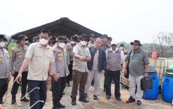 Peninjauan dan penyaluran bantuan 6.000 liter Formula X-Fire untuk penanganan Karhutla di Pelalawan oleh Kapolda Riau dan Aslog Polri.