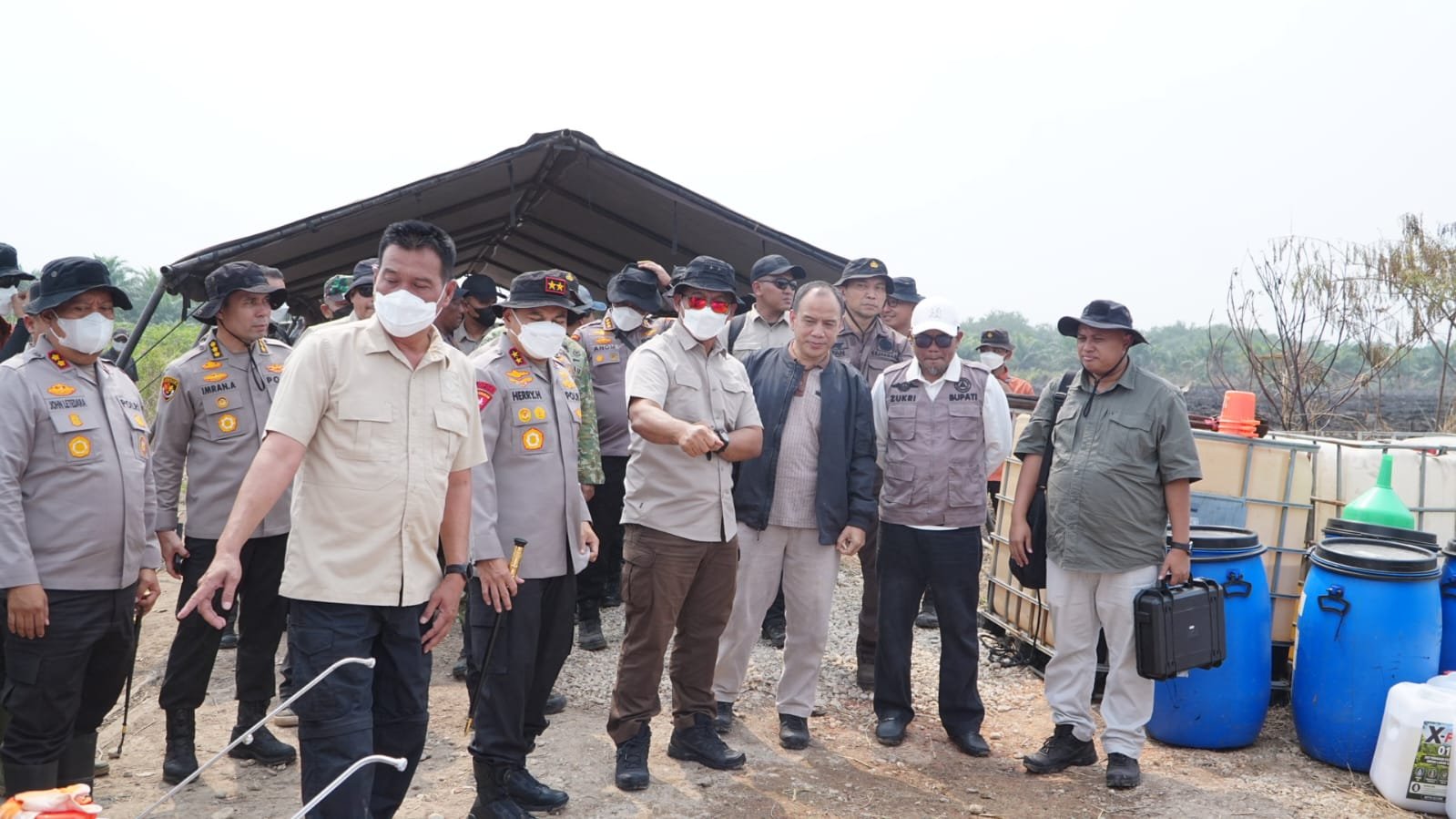 Peninjauan dan penyaluran bantuan 6.000 liter Formula X-Fire untuk penanganan Karhutla di Pelalawan oleh Kapolda Riau dan Aslog Polri.