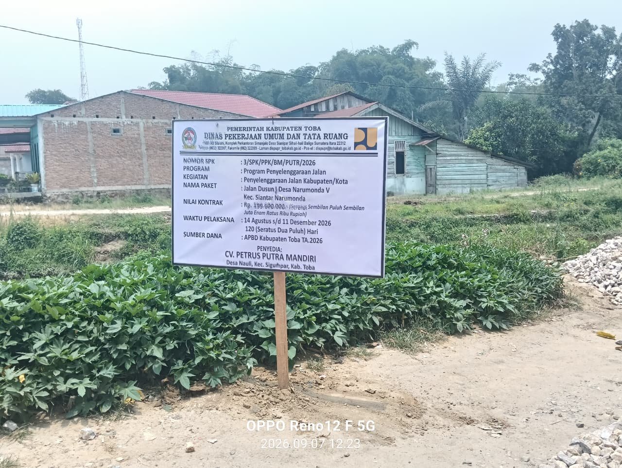 Kondisi permukaan jalan peningkatan dusun di Desa Narumonda V, Kabupaten Toba, yang menuai sorotan warga.