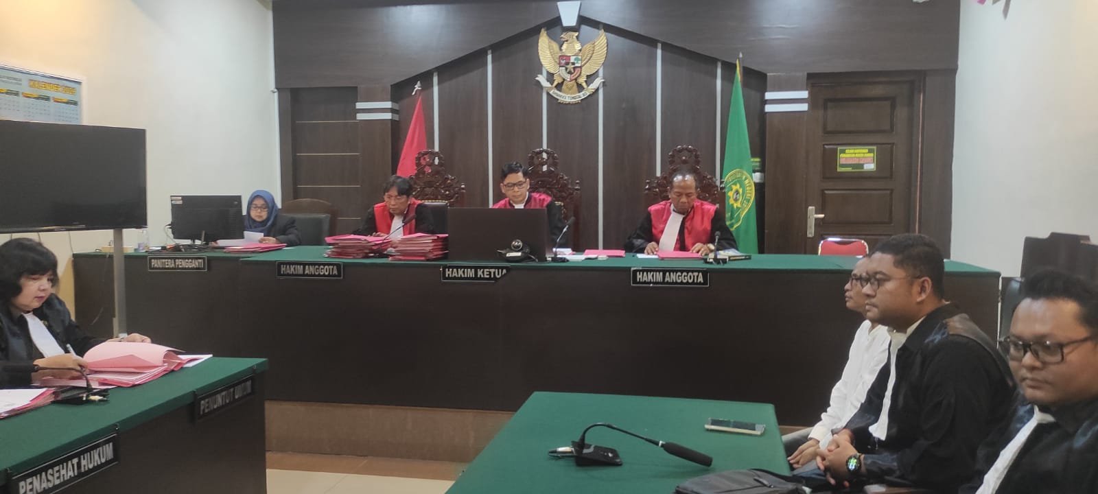 ruang sidang pengadilan dan gawai digital yang menampilkan sistem belanja online afiliator TikTok.