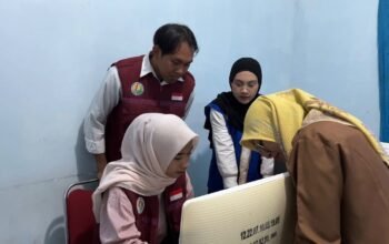 Suasana pelayanan administrasi kependudukan di kantor Disdukcapil Jeneponto yang tetap buka bersama mahasiswa PKL IAI Yapnas.