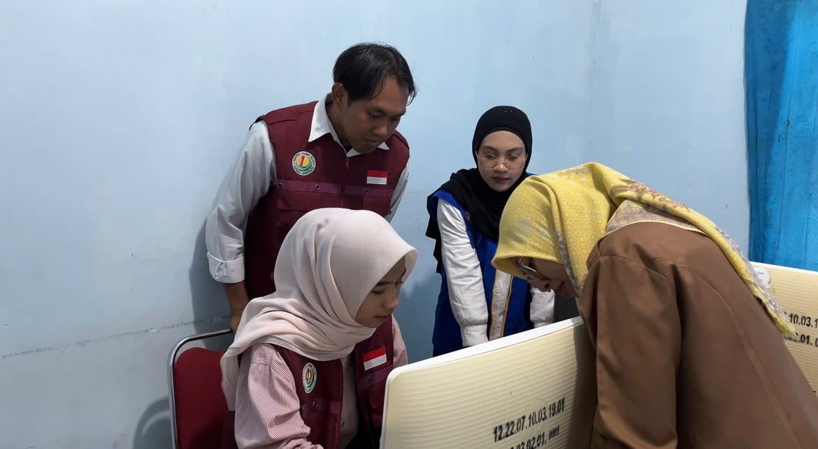 Suasana pelayanan administrasi kependudukan di kantor Disdukcapil Jeneponto yang tetap buka bersama mahasiswa PKL IAI Yapnas.