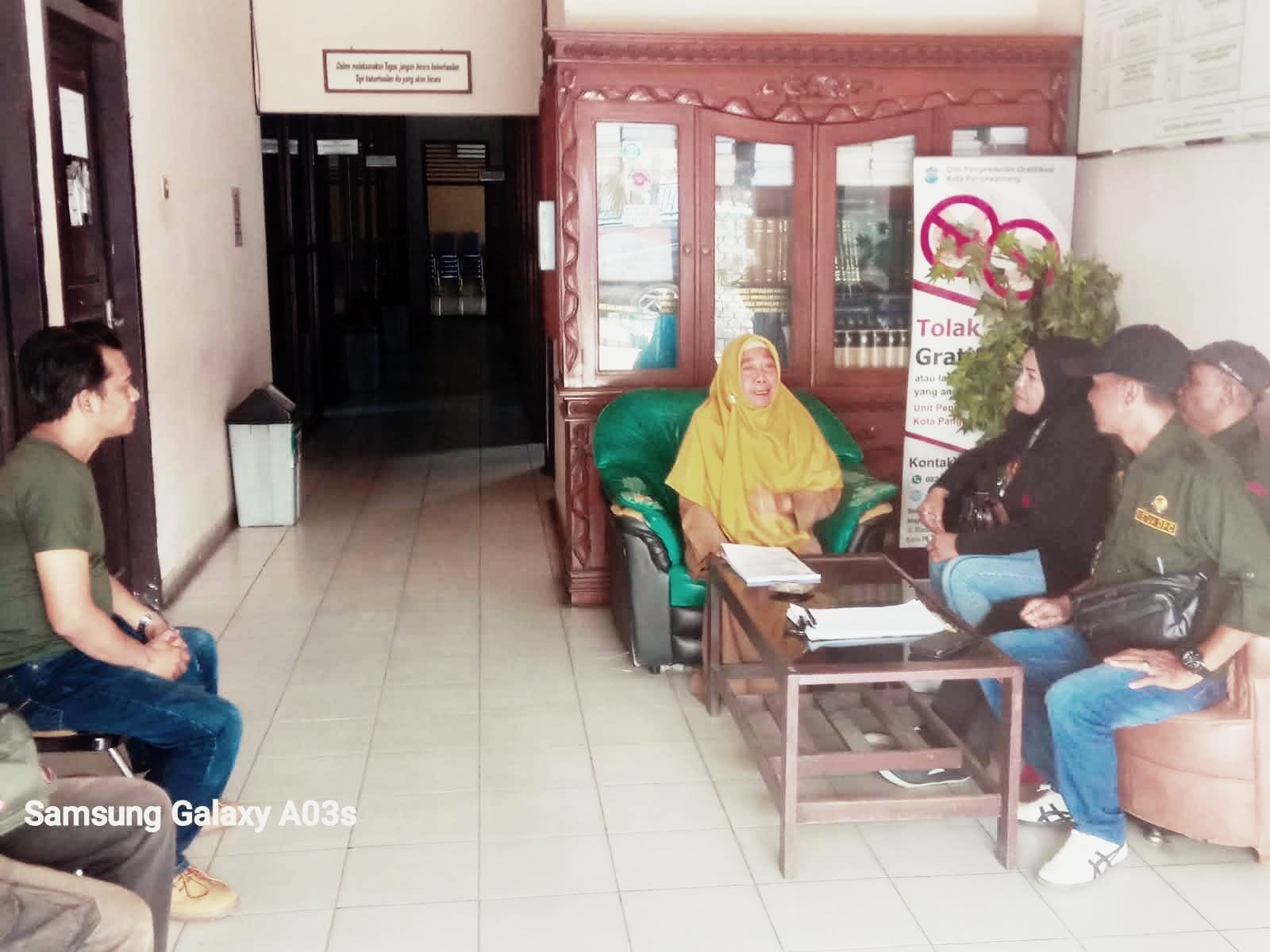 Pengurus DPC AKPERSI Pangkalpinang menyerahkan berkas permohonan SKT di Kantor Kesbangpol Kota Pangkalpinang.