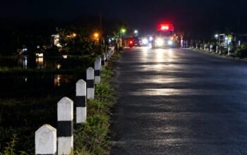 petugas Dishub Purworejo melakukan pengecekan tiang dan jaringan PJU di jalur Kutoarjo–Ketawang.