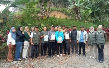Petugas Disbun Jabar saat memberikan pelatihan pembuatan pupuk organik cair kepada kelompok tani R KAJI di Bogor.