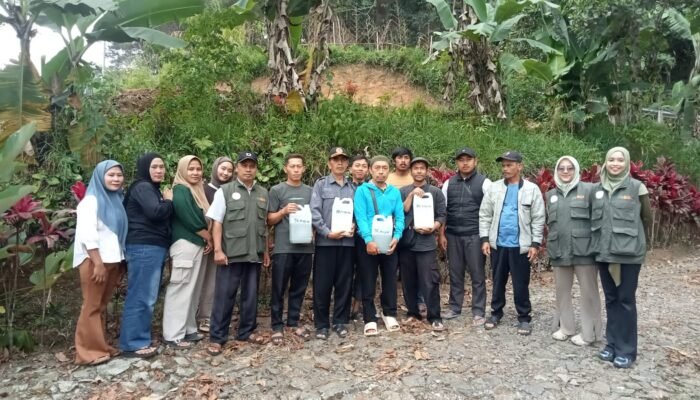 Disbun Jabar Latih R KAJI Bogor Bikin Pupuk Organik Cair, Pengetahuan Petani Bertambah