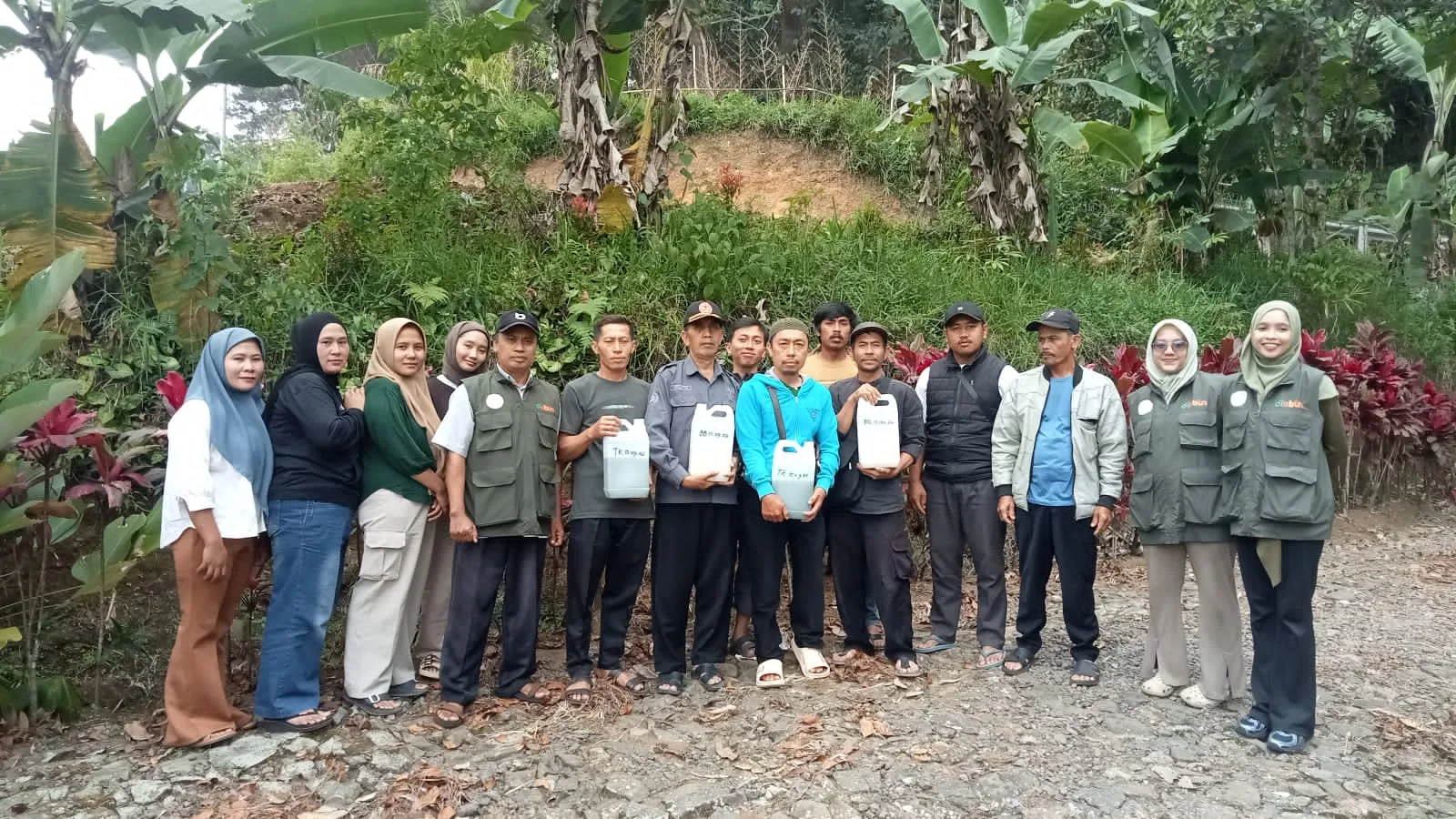 Petugas Disbun Jabar saat memberikan pelatihan pembuatan pupuk organik cair kepada kelompok tani R KAJI di Bogor.