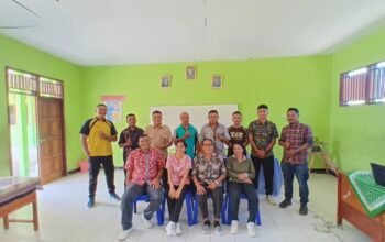 Pengawas Kemenag Sikka Agustinus Badjo saat memberikan pendampingan program MGMP PAK di SMPK Alvares Paga.