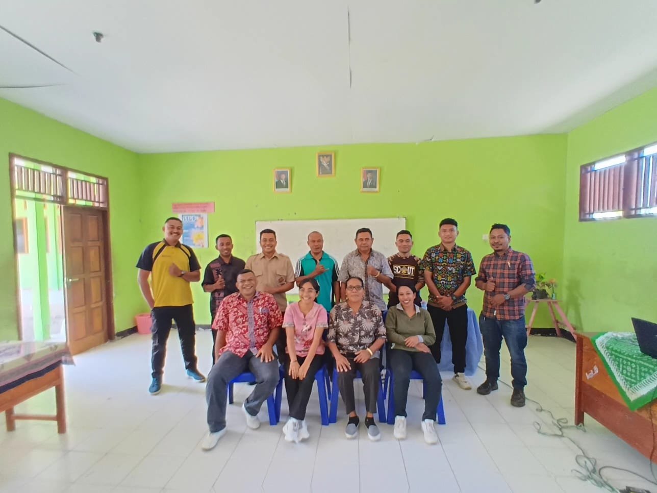 Pengawas Kemenag Sikka Agustinus Badjo saat memberikan pendampingan program MGMP PAK di SMPK Alvares Paga.