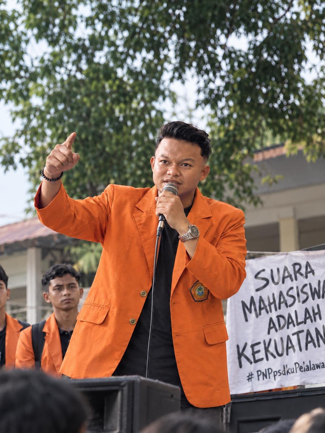 Kondisi antrean kendaraan di SPBU yang berada tepat di sebelah kawasan Kampus PNP PSDKU Pelalawan.
