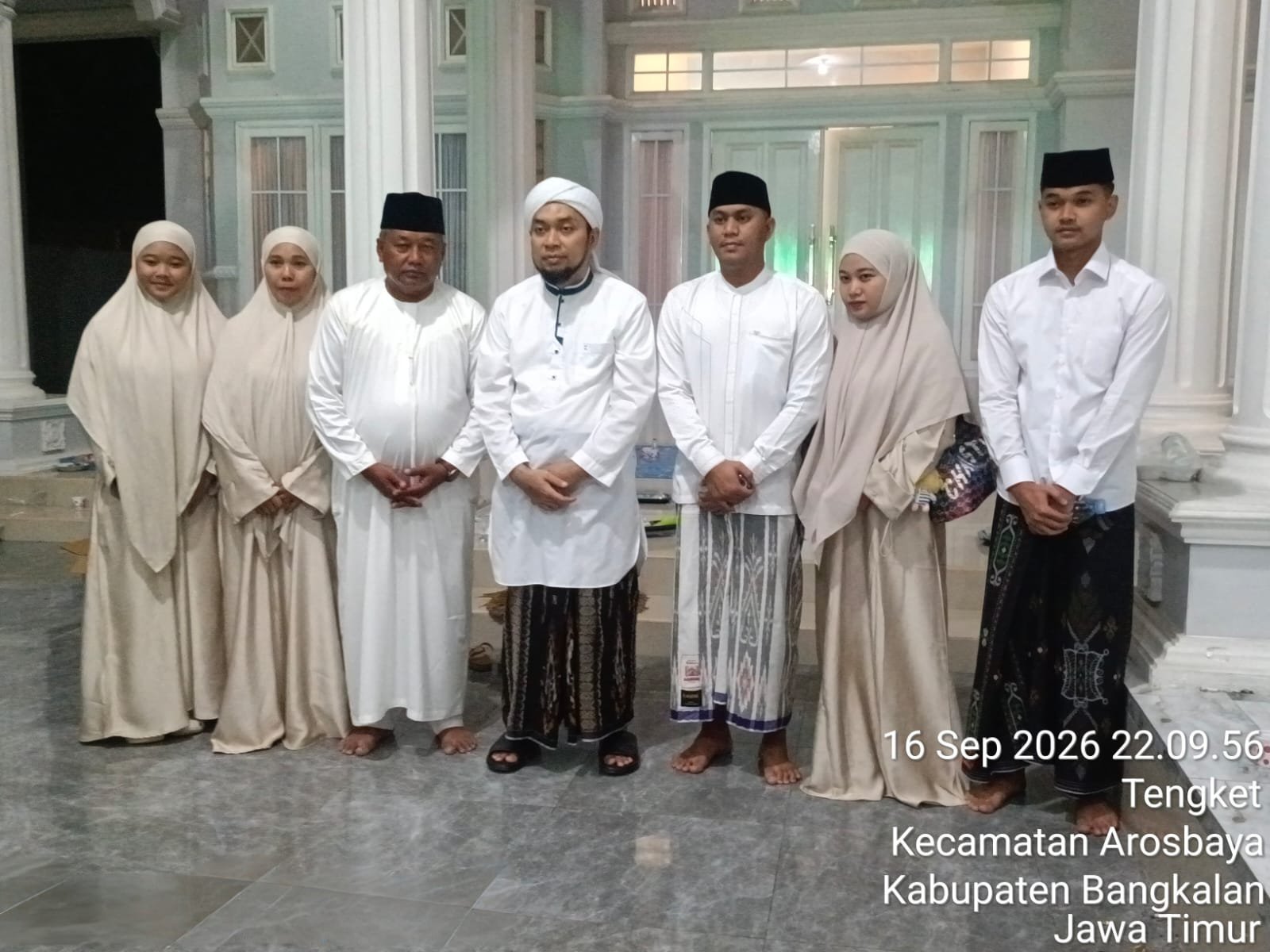 Suasana ribuan warga memadati peringatan Maulid Nabi Muhammad SAW di Desa Tengket, Arosbaya, Bangkalan.