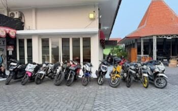 Polsek Gunung Anyar Gagalkan Pengiriman 7 Motor Tanpa Dokumen ke Sumba, Disamarkan di Balik Perabotan Truk muatan perabotan yang diamankan Polsek Gunung Anyar karena kedapatan membawa motor tanpa dokumen sah.